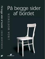 P� begge sider af bordet